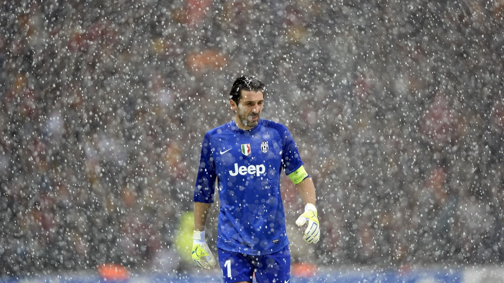 法甲赛况激烈，比分2-1，比赛中精彩突破和远射，关键数据：长传成功率80%、射门准度72%