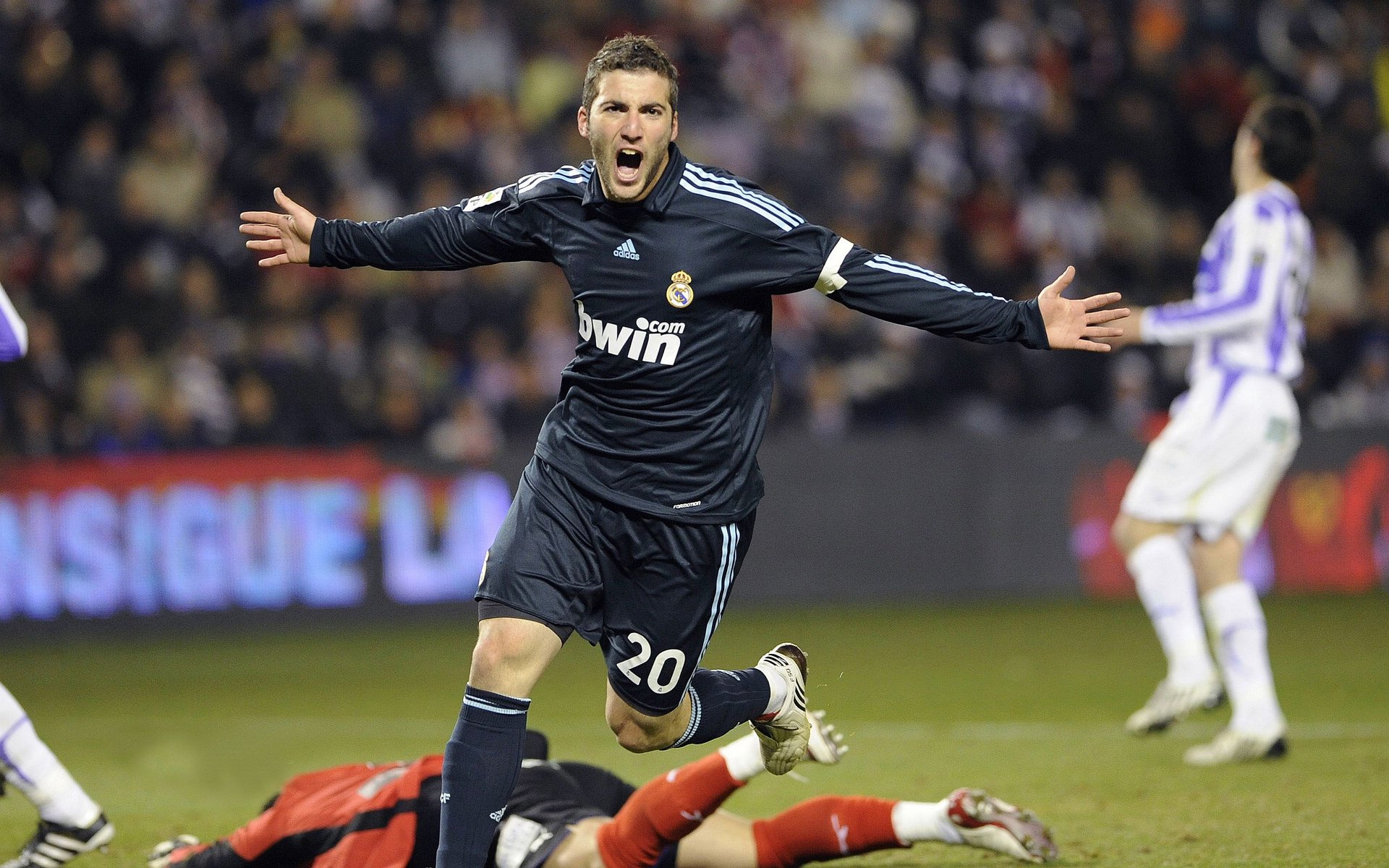 英雄联盟 赛区争霸赛激烈展开，lol争霸赛奖杯